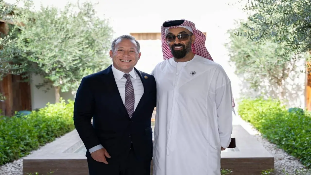 طحنون بن زايد يلتقي نائبًا أمريكيًا لبحث التعاون الإقليمي والدولي